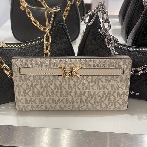 MICHAEL KORS
Reed Large Snap Signature Wallet
35S3G6RE3B
Light Cream Multi
NWT - Picture 2 of 16